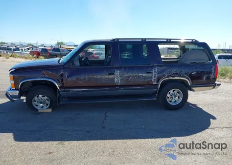 1997 Chevrolet Suburban 2500 z USA, uszkodzony, nr VIN 1GNGC26R0VJ369814